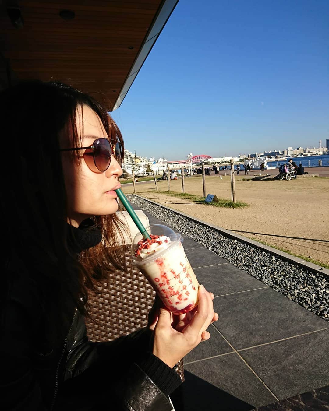 阪本麻美さんのインスタグラム写真 - (阪本麻美Instagram)「寒くなってきたけど、今日はお天気が良かったのでお散歩♪  飲みたかったスタバのフラペチーノ！  甘いのあんまり好んで食べたり飲んだりしなかったのに…  甘いのが欲するように。  沢山食べて、沢山歩こう！！ #寒くなってきた  #お天気が良いので  #お散歩  #お散歩日和  #神戸  #チワワ  #愛犬  #スターバックス  #スタバ  #スタバ新作  #フラペチーノ  #甘いのが食べたい  #甘いのが飲みたい  #甘いのを欲する  #沢山食べて  #沢山歩こう」11月6日 21時21分 - mamichin0906