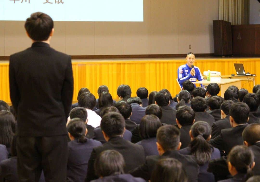 早川史哉さんのインスタグラム写真 - (早川史哉Instagram)「練習後に村上高校にて「夢に向かってチャレンジ」と題し講演をさせていただきました。 生徒ひとりひとりが自分らしく前へ進んでいってくれることを願っています。  #そして歩き出す」11月6日 21時22分 - fumizo_official
