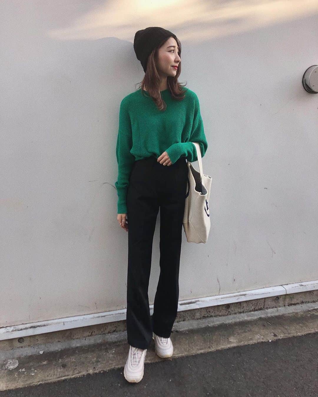 のインスタグラム：「🖤💚🖤 . スニーカー履くとき、 パンツはハイウエストめのやつ選ばないとなんか、ちんちくりんに見えてしまうというチビの永遠の悩み🐥🐣🐥 . #私服 #きょコ #スニーカー #NIKE #エアマックス97」