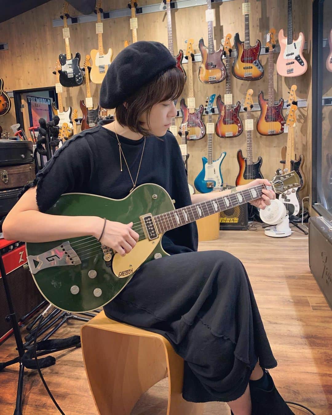 のインスタグラム：「ストーリーズにも同じ写真アップしてます 笑 今日は、横浜行って御茶ノ水行って渋谷行って、夫とギター屋さん巡りしてきました。 今年もやります、クリスマスイベント🎄🎁 私が演奏するわけじゃないけど、今年のスペシャルゲストは鳥肌立つあのお方で、トークショーにはさらなるゲストがお二方ほど来られます。 皆様に楽しんでもらえる展示も考えております。 是非遊びに来てね！ ということでストーリーズの、右下の「もっと見る」から、イベントのラインチケットサイトへ行けるので、ご興味のあるお方はチェックしてみてください。是非、会場でお会いしましょう！😉💝 https://ticket.line.me/events/4195/1  #上野樹里」