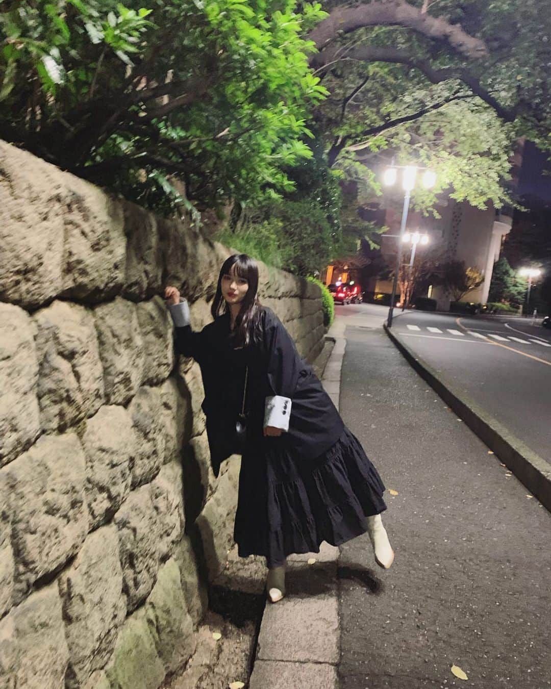 新井舞良さんのインスタグラム写真 - (新井舞良Instagram)「緑と瓦礫は地元っぽくて落ち着く ブーツがお気に入りなのさ 昨日の#めどこーで」11月6日 21時27分 - myra_arai