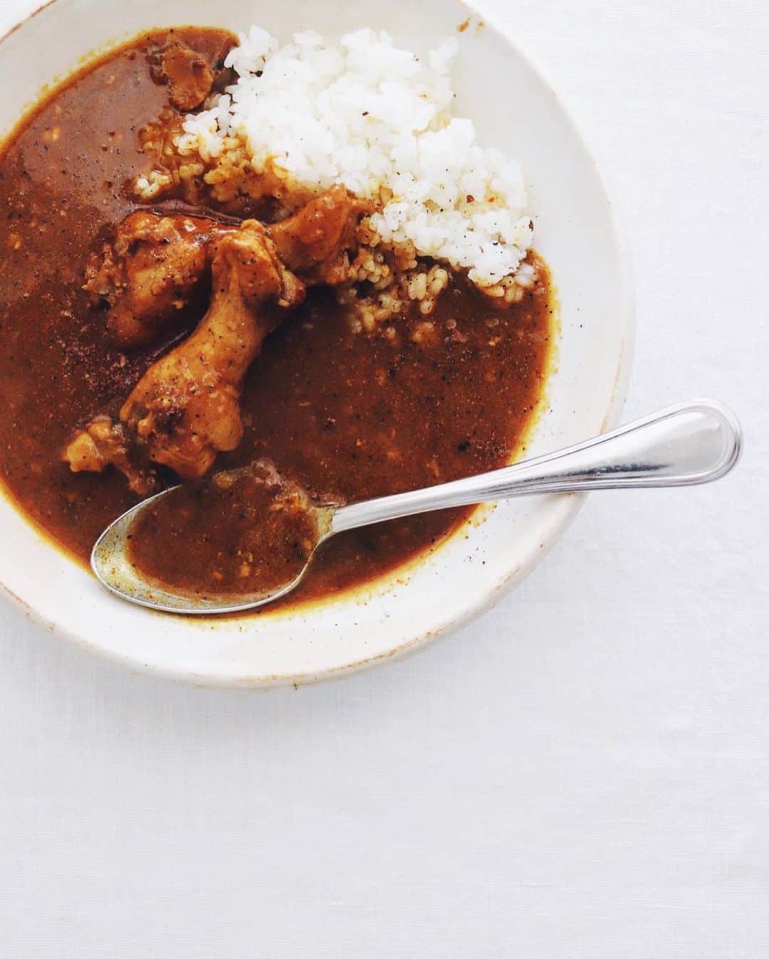 のインスタグラム：「chicken curry 🍛 . 〆のチキンカレー、 少しサラサラ系の 程よくスパイシー。 . . #チキンカレー #カレー #カレーライス #カレー大好き #curry #chickencurry #airspice #🍛」