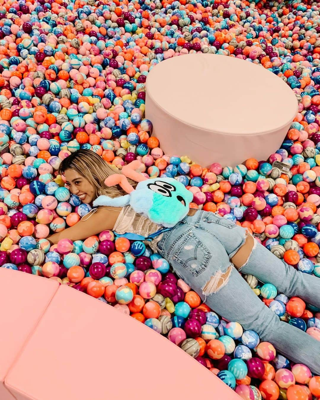 植野有砂さんのインスタグラム写真 - (植野有砂Instagram)「Trying to blend in 🤪🍭🍭🍭@puchukids @complexcon コンプレックスコンにpuchuが出展してて遊びに行った💕LAのお買い物おすすめスポットの記事を書いたのでストーリーからぜひ飛んでみてね😁💕この古着デニムはこんなに破けてなかったんだけど座るたびにどんどんやぶけてほぼショーパンになっちゃった😅これはこれで👍🏻」11月6日 21時29分 - alisaueno