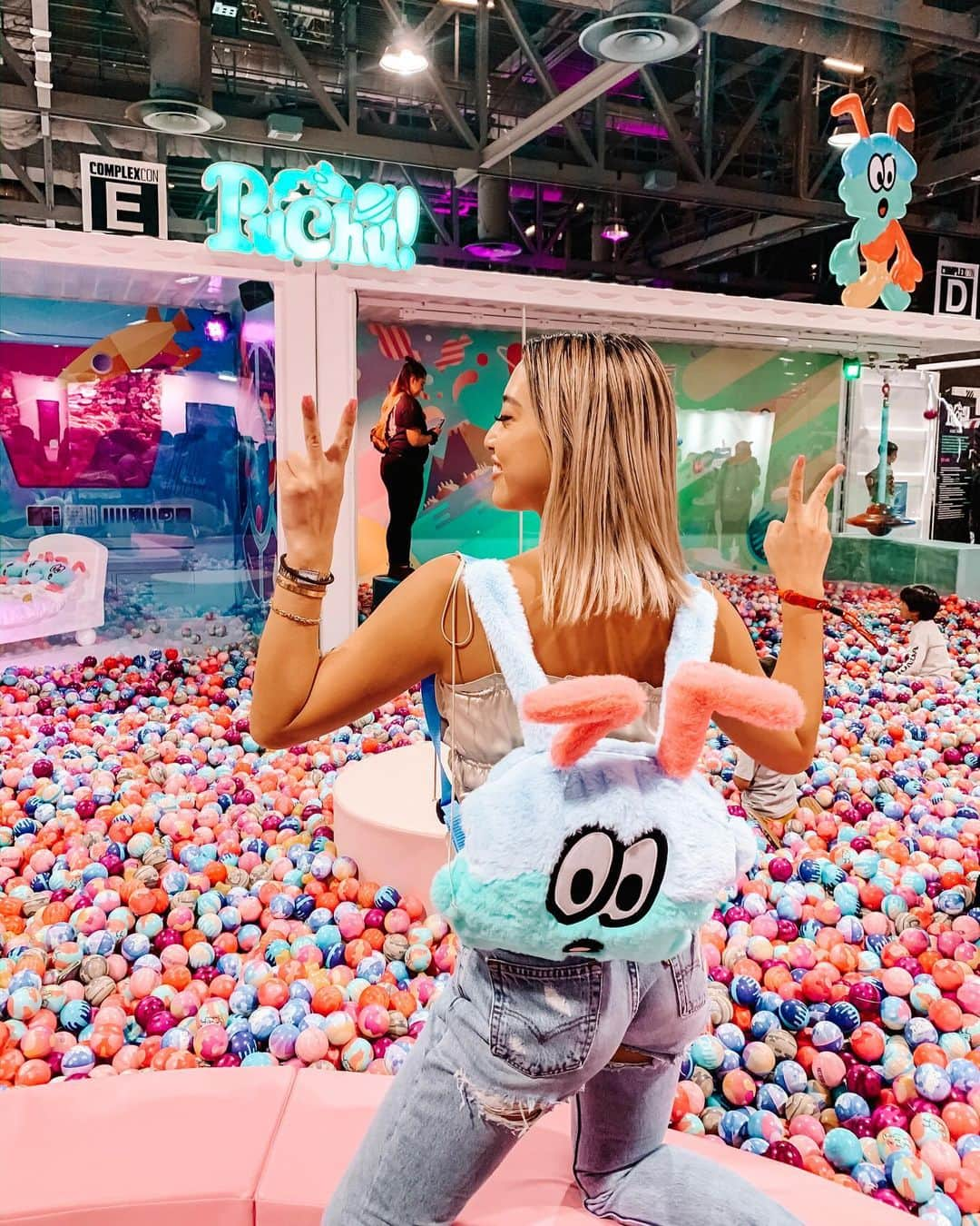 植野有砂さんのインスタグラム写真 - (植野有砂Instagram)「Trying to blend in 🤪🍭🍭🍭@puchukids @complexcon コンプレックスコンにpuchuが出展してて遊びに行った💕LAのお買い物おすすめスポットの記事を書いたのでストーリーからぜひ飛んでみてね😁💕この古着デニムはこんなに破けてなかったんだけど座るたびにどんどんやぶけてほぼショーパンになっちゃった😅これはこれで👍🏻」11月6日 21時29分 - alisaueno