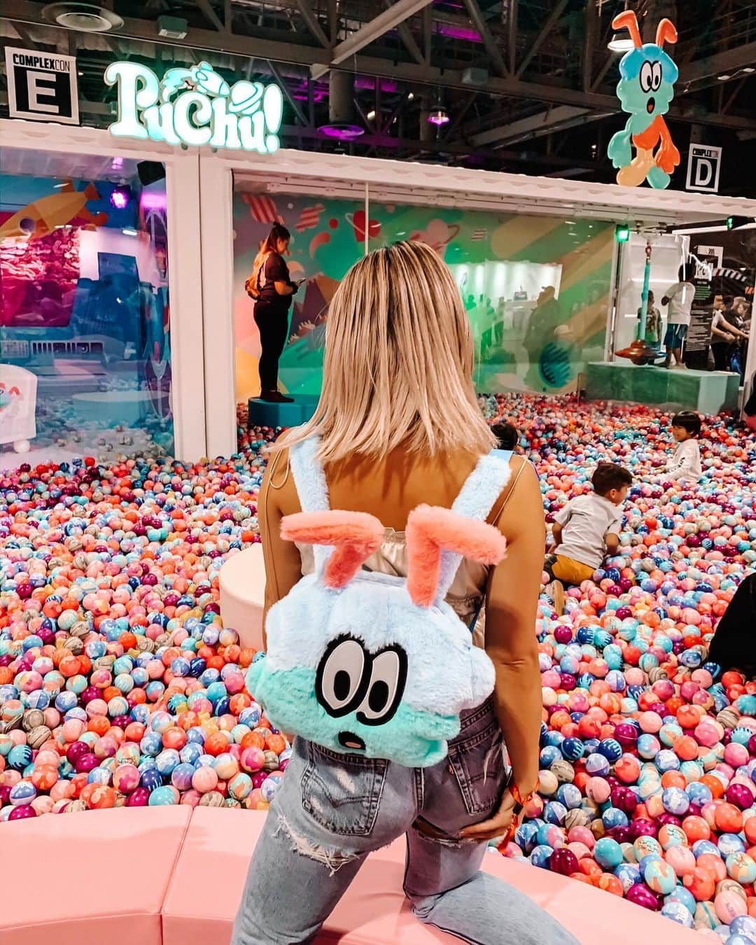 植野有砂さんのインスタグラム写真 - (植野有砂Instagram)「Trying to blend in 🤪🍭🍭🍭@puchukids @complexcon コンプレックスコンにpuchuが出展してて遊びに行った💕LAのお買い物おすすめスポットの記事を書いたのでストーリーからぜひ飛んでみてね😁💕この古着デニムはこんなに破けてなかったんだけど座るたびにどんどんやぶけてほぼショーパンになっちゃった😅これはこれで👍🏻」11月6日 21時29分 - alisaueno