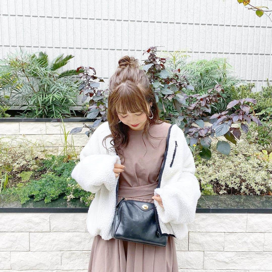 haruさんのインスタグラム写真 - (haruInstagram)「ㅤㅤㅤㅤㅤㅤㅤㅤㅤㅤㅤㅤㅤ ㅤㅤㅤㅤㅤㅤㅤㅤㅤㅤㅤㅤㅤ ㅤㅤㅤㅤㅤㅤㅤㅤㅤㅤㅤㅤㅤ #ootd ㅤㅤㅤㅤㅤㅤㅤㅤㅤㅤㅤㅤ マルチサイズでオーダーしたワンピース👗に 去年も着てたボアブルゾン☺️🧡！ ㅤㅤㅤㅤㅤㅤㅤㅤㅤㅤㅤㅤㅤ 女の子らしいコーデにしました☺️ ㅤㅤㅤㅤㅤㅤㅤㅤㅤㅤㅤㅤㅤ ウエストのリボンは前でもできるけど 個人的には後ろでしたほうがウエスト細く見える気がします🤭( 笑 ) ㅤㅤㅤㅤㅤㅤㅤㅤㅤㅤㅤㅤㅤ ㅤㅤㅤㅤㅤㅤㅤㅤㅤㅤㅤㅤㅤ ボアブルゾンは白が1番合わせやすいかなあと🌸 ㅤㅤㅤㅤㅤㅤㅤㅤㅤㅤㅤㅤㅤ ❤︎ dress : #KBF ❤︎ outer : #titivate ㅤㅤㅤㅤㅤㅤㅤㅤㅤㅤㅤㅤㅤ ㅤㅤㅤㅤㅤㅤㅤㅤㅤㅤㅤㅤㅤ #低身長コーデ#カジュアル#ワンピースコーデ#ハーフお団子 #harucd ㅤㅤㅤㅤㅤㅤㅤㅤㅤㅤㅤㅤㅤ」11月6日 21時32分 - __haru3