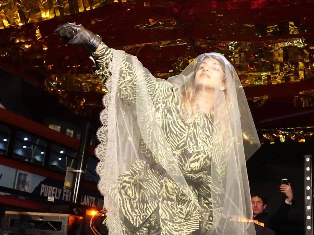 M.I.A.さんのインスタグラム写真 - (M.I.A.Instagram)「Thanks you for everyone who turned up and helped out last night 🙏🏾 you bought the sunshine out today 🌞 and thankx team @viviennewestwood for the secrecy inspired veil.  #DECISION #NOEXTRADITION」11月6日 21時33分 - miamatangi