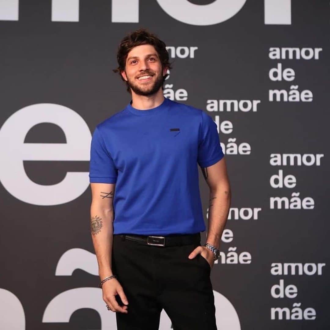 Chay Suedeのインスタグラム：「Ontem, na coletiva de imprensa de #amordemae 💙  @prada @michaelvendola」