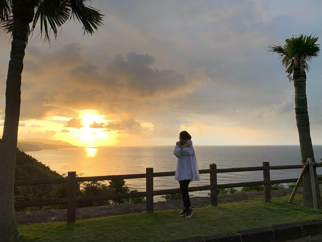 白井奈津さんのインスタグラム写真 - (白井奈津Instagram)「【夕日ノーフィルター】  #夕日　#奄美大島 #壮大すぎて思わずポーズteru👐」11月6日 21時36分 - shirai_natsu