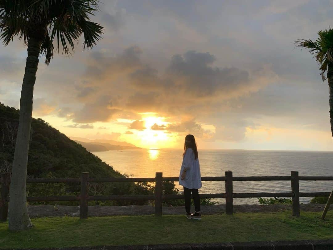 白井奈津さんのインスタグラム写真 - (白井奈津Instagram)「【夕日ノーフィルター】  #夕日　#奄美大島 #壮大すぎて思わずポーズteru👐」11月6日 21時36分 - shirai_natsu