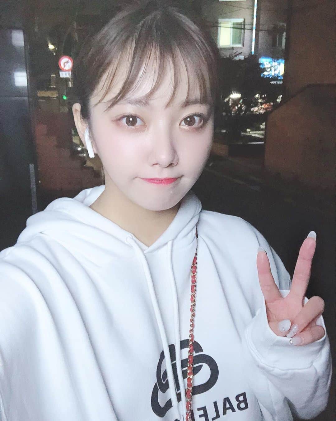 のインスタグラム：「みなさんお気付きだと思いますが、私は今韓国に留学にきています🇰🇷 ずっとしたかったダンス留学ができて今はとっても幸せです🥰 留学前は送別会をしてくれたり、韓国にいる友達もみんな温かくて本当に恵まれてるなぁと実感してます🥺 韓国に留学を考えいる方や旅行にくる方に少しでも役に立つ情報をお伝えできればと思います‼︎ 何か質問などあればコメント待ってます🤗 答えられる範囲なら答えます~❤︎ 저는 한국에 유학 와 있습니다. #留学#韓国留学#韓国#ダンス留学#元々知ってる単語プラス#とりあえず留学っていう単語だけ覚えた」