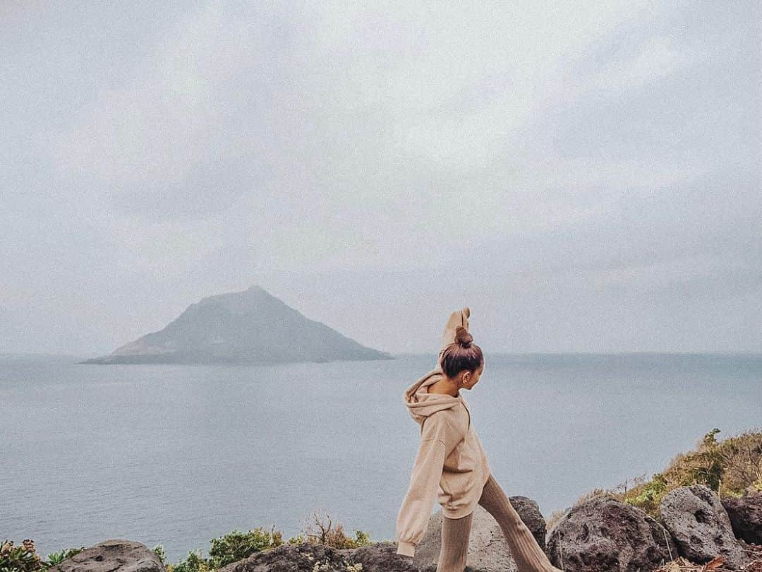 池田美優（みちょぱ）さんのインスタグラム写真 - (池田美優（みちょぱ）Instagram)「． 八丈島1日目 晴れ女なのについた日はどしゃ降りの雨で 曇りまくってたけど八丈小島と📸 普段都会にいるからたまにはいいな〜」11月6日 21時41分 - michopa1030