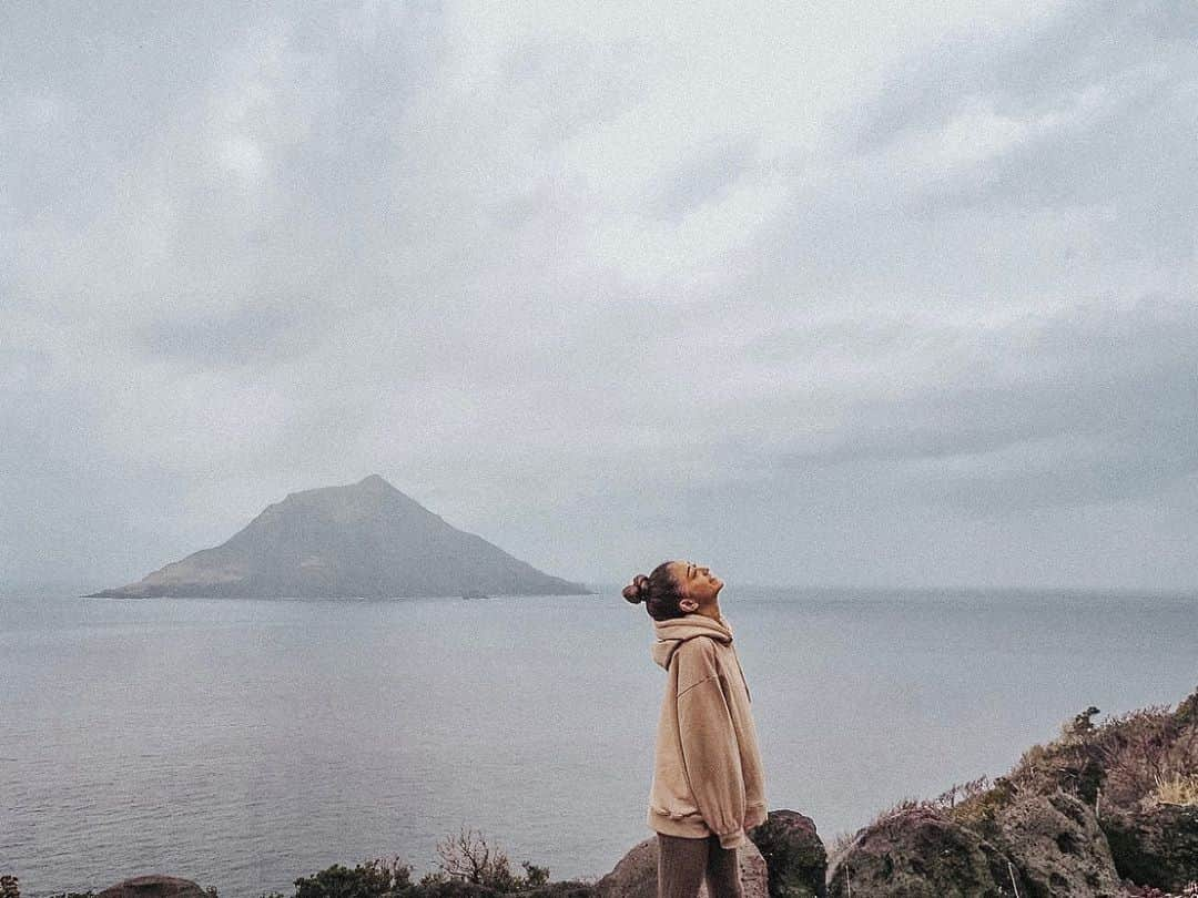 池田美優（みちょぱ）さんのインスタグラム写真 - (池田美優（みちょぱ）Instagram)「． 八丈島1日目 晴れ女なのについた日はどしゃ降りの雨で 曇りまくってたけど八丈小島と📸 普段都会にいるからたまにはいいな〜」11月6日 21時41分 - michopa1030