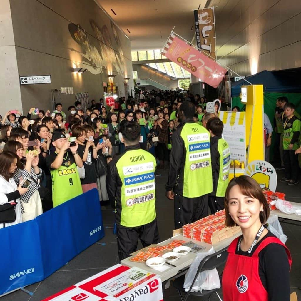 今井麻椰さんのインスタグラム写真 - (今井麻椰Instagram)「レバンガホームでいかめし🦑 2日間ありがとうございました！！ 北海道さいこーーう🥰🥰 . いろーーんな人とお話できたし、レバブーの皆さんもあったかくて☺️💚 . 秋田にも来て！って言ってもらえて、これは絶対行かなきゃなって思いました👹💓 . やっぱりBリーグ会場でいかめしやると、とっても幸せ感じます😭💓 . #Bリーグ #bleague #Bリーグ観戦 #バスケットボール #basketball #バスケットLIVE #バスケ女子 #レバンガ北海道 #レバード #いかめし #いかめし阿部商店 #🏀 #🦑」11月6日 21時41分 - maya_imai_124