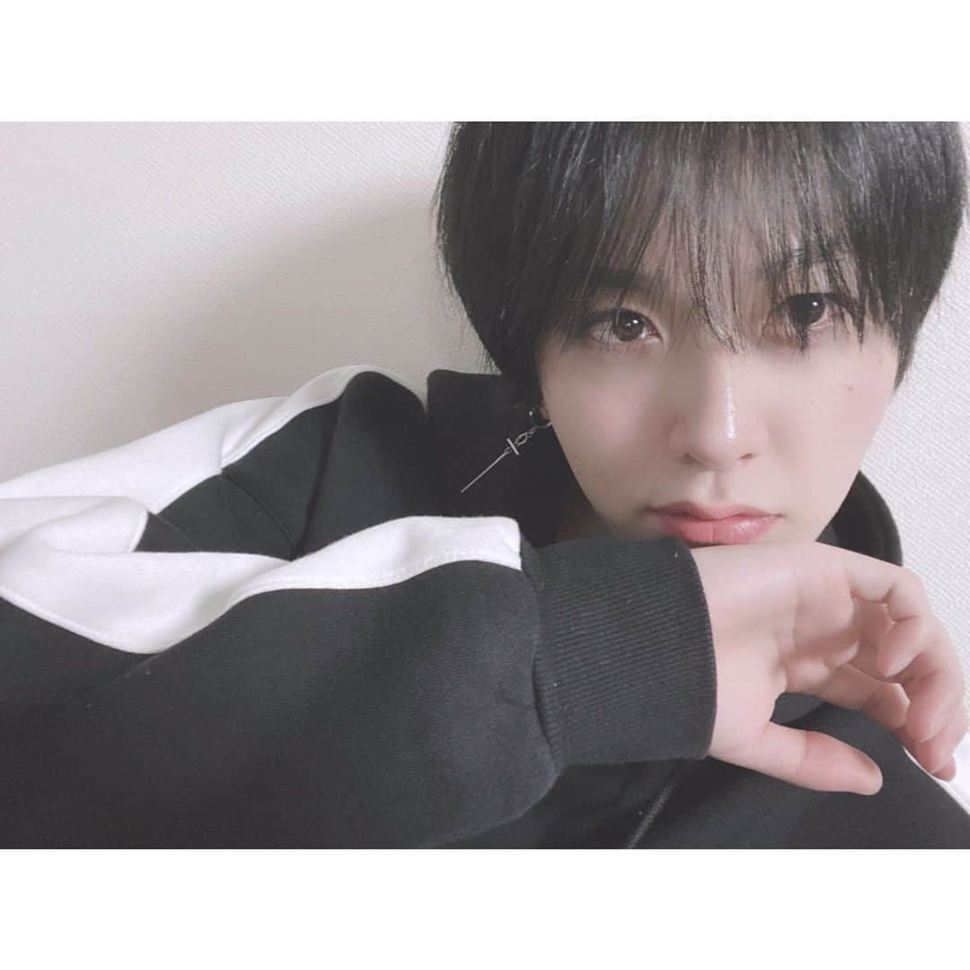 HIROTOのインスタグラム：「黒  #ivvy #hiroto #today #live #selca #photo #jpn #artist #me #l4l #팔로우 #셀카 #instagram #instagood #instasize」
