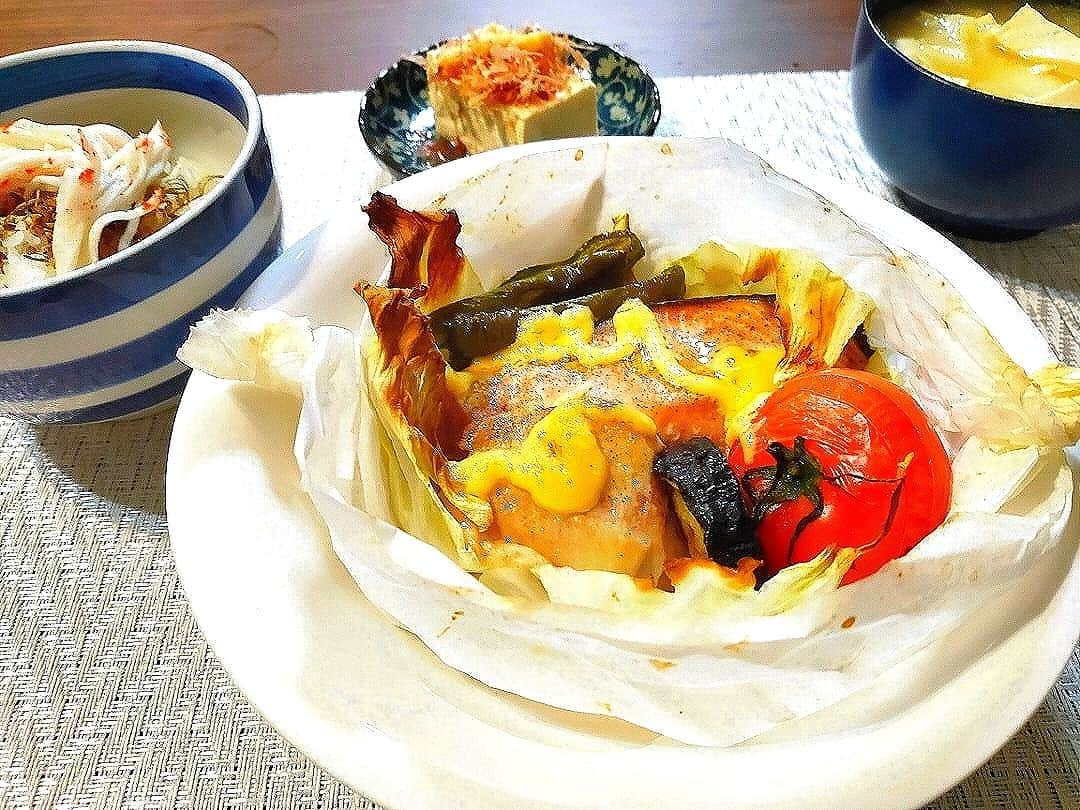 SnapDishさんのインスタグラム写真 - (SnapDishInstagram)「【SnapDish企画】「包んで楽しい、開けて嬉しい♪包み焼きフェスティバル」投稿キャンペーン実施中！ 包んで焼いて旨味をギュッと閉じ込めた包み焼きの料理スナップを大募集！ . ▼投稿テーマ ✔定番・秋魚とキノコのホイル焼き♪ ✔お肉をパイで包んでごちそうに！ ✔春巻きの皮、餃子の皮、何でも美味しさ包んじゃおう☆ 　etc… . SnapDishアプリでの投稿はもちろん、Instagramで #包み焼きフェス　#SnapDish とハッシュタグをつけて投稿してくれた人から、合計3名様に素敵なプレゼントが当たります！ キャンペーン詳細はプロフィールのURLからチェックしてくださいね♪ . キャンペーン期間は11月28日（水）23:59まで！！ 楽しい包み焼きスナップをお待ちしております☆ . こちらの投稿はキャンペーンに参加してくれた、 hiroyoさんの投稿「サーモンとチキンの包み焼き」 https://snapdish.co/d/uiGeKa  #snapdish #foodstagram #instafood #homemade #cooking  #foodphotography #instayummy #料理 #おうちごはん #テーブルコーディネート #器 #暮らし #包み焼き #サーモン #チキン」11月6日 22時00分 - snapdish