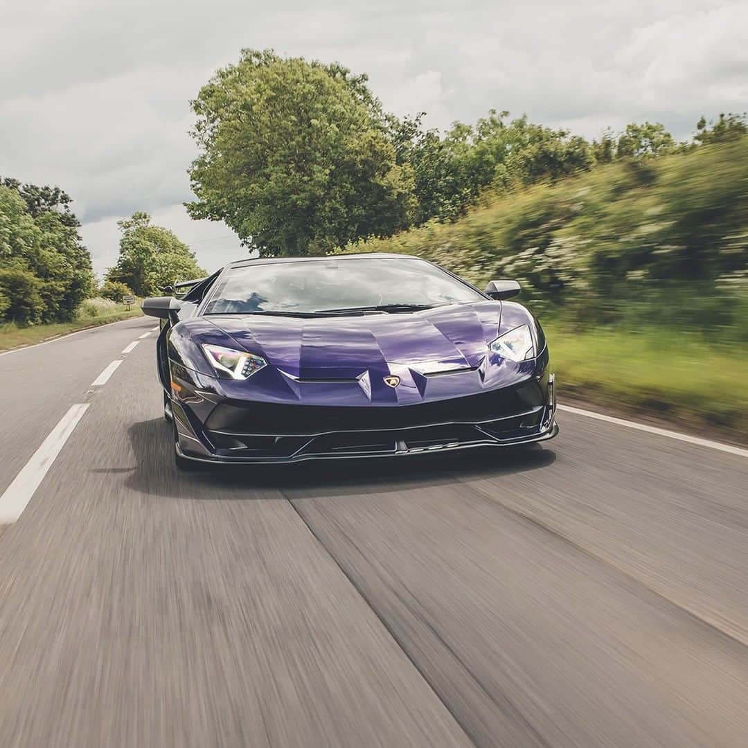 ランボルギーニのインスタグラム：「Coldplay’s @guyberryman experiences the emotion of driving a Lamborghini with an amazing Aventador SVJ. A pure demonstration of love: that’s what passion is.  #Lamborghini #AventadorSVJ #Coldplay」