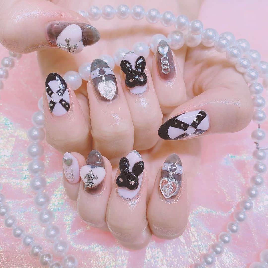 田口未彩のインスタグラム：「🎀 . . new nail❤︎ ピンク×黒にハマってる🐇❤︎ めちゃかわいくてみんなに みてみてーーってしちゃうし 気づいたら爪見ちゃう🥺❤︎笑 . . いつもお世話になっている ポミーネイルは新宿西口にあるよ❤︎ ( @pomynail ) . . . #pomynail #nail #newnail #ネイル #ポミーネイル #ハートネイル #ハートパーツネイル #ピンクネイル #キラキラネイル #パーツネイル #量産ネイル #量産型ネイル #ピンク加工 #ピンク黒ネイル #ピンクネイル」