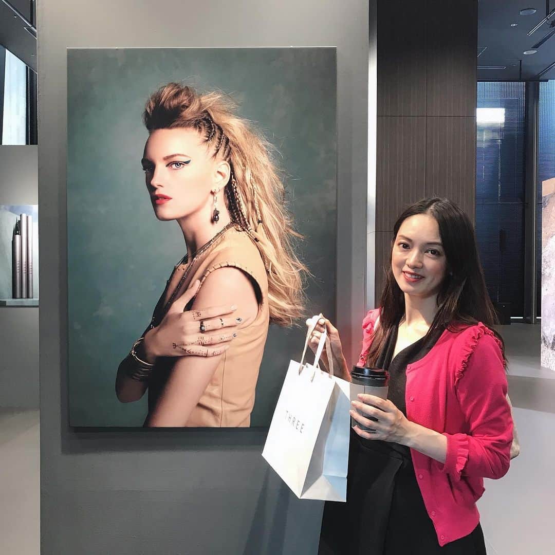 小西さやかのインスタグラム：「Three　2020年春メイクの発表会へ。 定番人気のアイシャドウは次の記事でじっくり紹介します。 それ以外にも気になったアイテムが満載！ . お湯落ちマスカラは大人気ですが、なんとお湯落ちのアイライナー（インディストラクティブルアイライナー）。 フェルトペンですごく細くきれいなラインが描けるんです。 私は定番のブラック01番とアイシャドウはピンクブラウン派なので05番のボルドーカラーをゲットしました。 . そして、オイルバームのようなかなりしっとりした使い心地の全色限定のリップ（マジックタッチリップライター）。 ちょうど乾燥で唇が荒れていたのですが、カサカサも目立たずケアできました。 写真は、左からX01、X02、、、と塗っているのですが、 定番で使いやすい色がX02とX04。 X02は結構黄みが強かったので、定番のピンクベージュX04にしました！ . お気に入りアイテムがありすぎてやばい！！！！ . ＜コーデ＞ ワンピース：エンジェリーベ カーディガン：andlove 体重、12.5kg増。ヤバイ！！！ . #スリー#three#新製品発表会#新作コスメ#Threeリップ#Threeアイライナー#デパコス#エンジェリーベ#アンドラブ#andLOVE #妊婦コーディネート#妊娠10ヶ月 #妊婦　#妊婦コーデ　#ワンピース#妊婦ワンピース#秋コーデ　#唇ケア#唇の荒れ#リップバーム#限定品#限定コスメ#限定色　#threecosmetics」