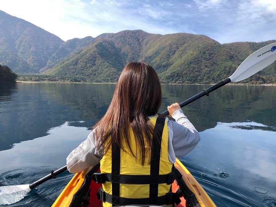 石井美音奈のインスタグラム：「朝から初めてのカヤック🚣‍♂️ こんな自然の中で滅多に出来ないと思う！漕ぐ時だけの波🥰  そしてそんな日の最高の朝ごはん🥪  #カヤック #カヤックキャンプ #山梨 #富士山 #キャンプ #山　#湖」