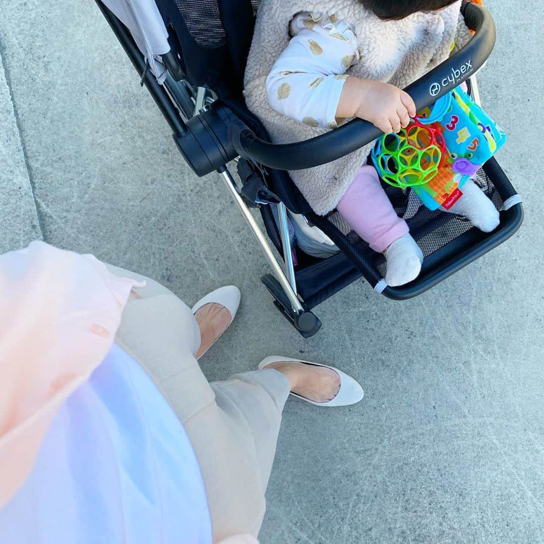 aki_closetのインスタグラム：「. pink × white × beige 🐑💓 . おチビとカラーリンク . こんなファッションの楽しみ方もできるとオシャレも楽しい♪ . @midwest_aki_ ちゃんに教えてもらったguのパンツが使えすぎてヘビロテ♡ . 👵 #uniqlo #petitbateau  #gu #gu_global #gu_for_all . #hm . 👶 #petitbateau  #zarakids #cybex #cybexmios . #mamaとあたち」