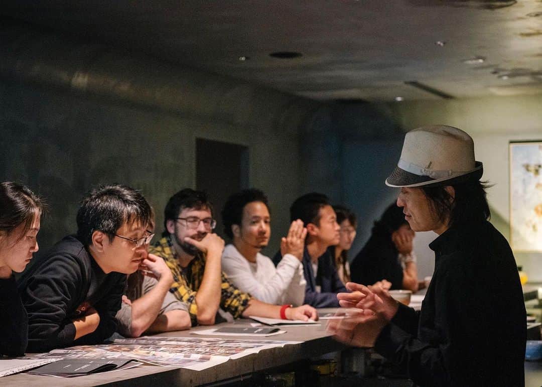 川上俊のインスタグラム：「designart 2019:  Tea ceremony by artless + asahiyaki http://www.artless.co.jp/alog/artwork/9939/ - 先日開催させていただいた御茶席形式でのエキシビション。「綺麗さび」という茶人・小堀遠州の美意識を基に表現された一つの茶碗と一つのグラフィック作品を展示し、煎茶＋御茶菓子＋御抹茶というコースを、朝日焼十六世の松林豊斎が自ら御茶を点て、彼の茶碗で頼んしんでもらう。  2日間、全8回80名の方へ、すべての会を作家二名が直接作品についての解説し、ゲストと対話する。そんな試みを行ないました。  千利休、古田織部、小堀遠州。安土桃山、茶道、侘び寂び、綺麗さび。日本画、雪舟、長谷川等伯、狩野派、、、お互いの作品においての美の系譜など、ゲストによって内容が少し変わりながら、様々な話をさせてもらいました。  ゲストに語ることで鏡のように自分が逆に見えてくることが沢山あり、作家同士、お互いがお互いをどう考えているのかも、ゲストに語るようでお互いに語っているようで、とても深い気づきを沢山もらえ、いい機会だったと感じています。  作品をたくさんの方に見てもらうということも大切ですが、このような少人数のためのエクスクルーシブな御茶会のような独自のアプローチを、今後もまたタイミングを見て開催したいと思います。  今回お越しになれなかった方など、 ご興味がある方は、 ぜひ次回お越しください。  shun kawakami 11.06. 2019」