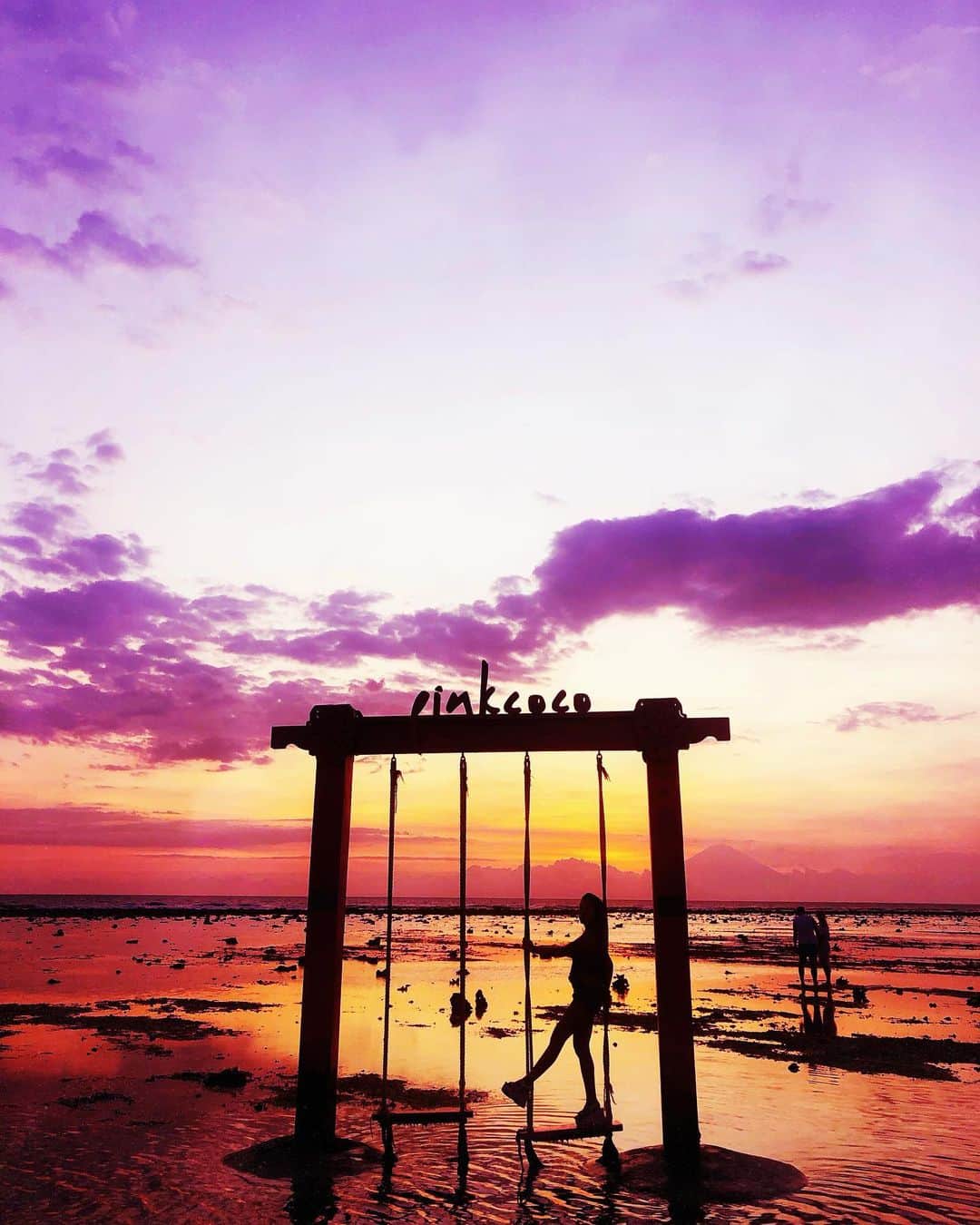 miniさんのインスタグラム写真 - (miniInstagram)「BALI TRIP DONE🙌🏾💓💜 #bali #trip #balitrip #pink #purple #pinksky #purplesky #gili #giliisland #gilitrawangan #giliislandtrawangan #pinkcoco #pinkcocogilitrawangan #baliswing」11月6日 22時12分 - mini.stagram