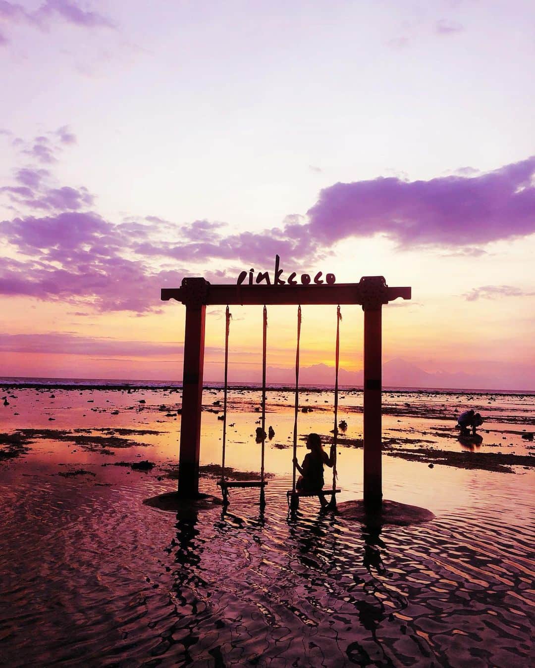miniさんのインスタグラム写真 - (miniInstagram)「BALI TRIP DONE🙌🏾💓💜 #bali #trip #balitrip #pink #purple #pinksky #purplesky #gili #giliisland #gilitrawangan #giliislandtrawangan #pinkcoco #pinkcocogilitrawangan #baliswing」11月6日 22時12分 - mini.stagram