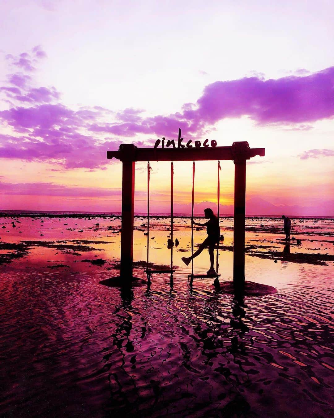 miniのインスタグラム：「BALI TRIP DONE🙌🏾💓💜 #bali #trip #balitrip #pink #purple #pinksky #purplesky #gili #giliisland #gilitrawangan #giliislandtrawangan #pinkcoco #pinkcocogilitrawangan #baliswing」