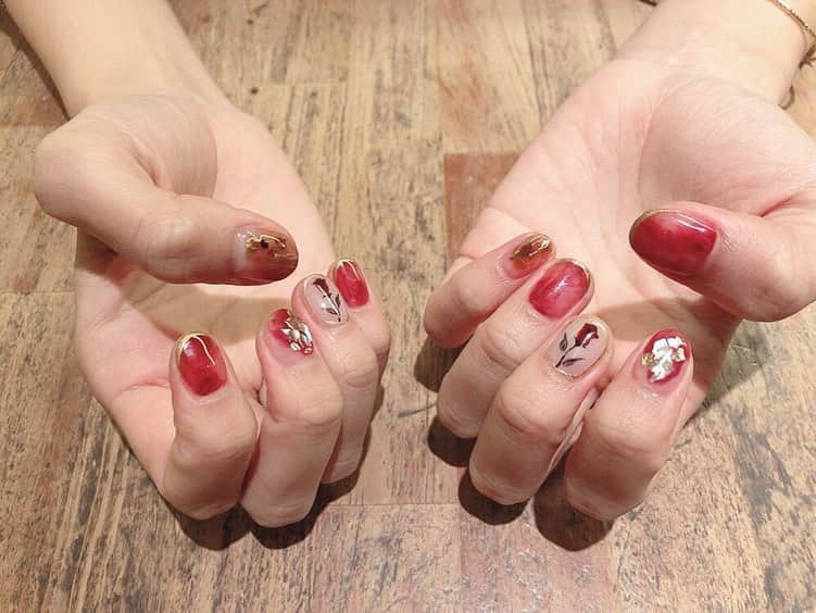飯窪春菜のインスタグラム：「💅🏻🌹✨ ・ ・ 妹がお誕生日プレゼントにジェルネイル連れて行ってくれました☺️❤️ ・ とっても嬉しいっ！ お花が好きなので薔薇を描いてもらいました🌹 ・ 嬉しい！嬉しい！嬉しーい！ ・ ・ ・ #ジェルネイル  #gelnails  #妹からの #誕プレ  #はるなの毎日  #飯窪ってる」