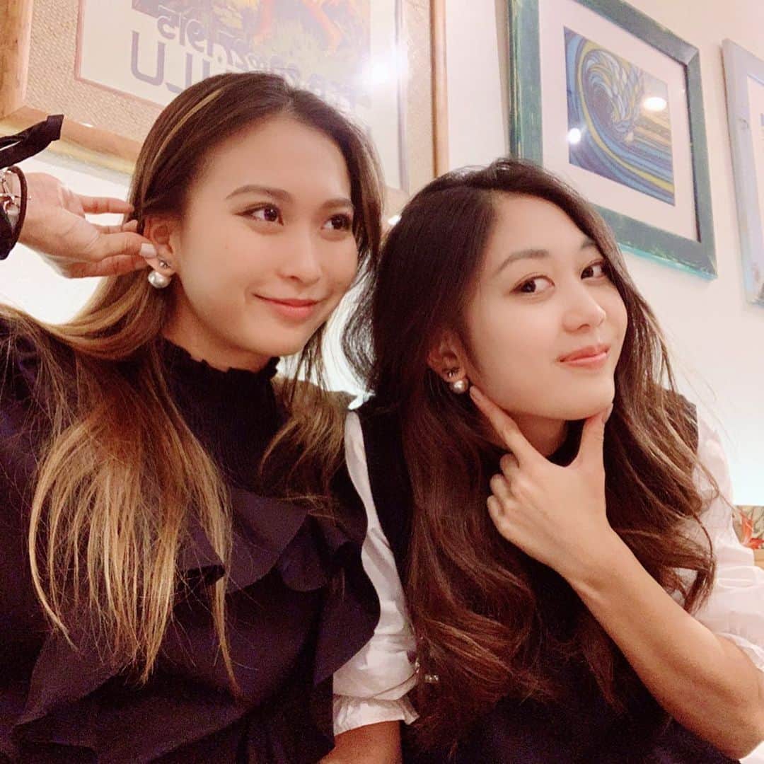 岡本麻佑のインスタグラム：「. お揃いのピアス🐝🌟❤️好みが似てるからまゆが可愛い！💗と思って自分の好みで選んでもまみまみも喜んでくれる💕✨#mami#mayu#girls#friends#bestfriends#pair#piace#bee#cute#love」