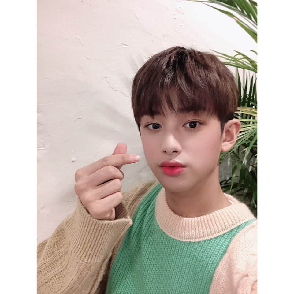 Jellyfish Entertainmentさんのインスタグラム写真 - (Jellyfish EntertainmentInstagram)「‪[#김민규 _ PHOTO]‬ . 민규🌱와 함께한 카페 데이트 💕 다들 즐거우셨나요? ❤민규와의 첫 카페 데이트❤ 기념하는 셀카를 가져왔습니다  그럼 우리 다음에 또 데이트해요🍭  #민규 #KIMMINKYU #젤리피쉬 #민규와카페데이트☕️」11月6日 22時20分 - jellyfish_stagram