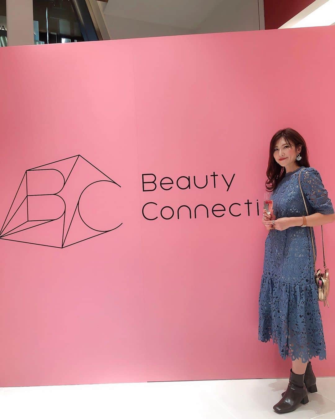 l.lily1013さんのインスタグラム写真 - (l.lily1013Instagram)「銀座に新しい美容施設「Beauty Connection Ginza（BCG）」が11/8オープンするよ✨ ・ 1F〜4Fまでの各フロアはこんなかんじ！ 【1F】Inspiration Salon 【2F】Fruits Salon 【3F】Medical Salon 【4F】Hair Salon ・ 1Fでは美容機器やコスメをお試し😊❤️ 2Fではみずみずしいフルーツを使ったスイーツを試食してどれも美味しかった😋❤️ 3Fでは美容外科の最新マシーンを見せていただいて、 4Fではアフロート監修のヘアサロンでヘアアレンジをしてもらったよ✨ すごくステキになったしアドバイスたくさん貰いました！スタッフの方々のアレンジも可愛くて通いたい！！ ・ 銀座に来たらフラッと立ち寄れる場所ができて嬉しいな😆💗 体験したらRefaめっちゃ欲しくなっちゃったし🤣  @bcginza また絶対来よう！！ ・ ・ #美容好き#コスメ好きさんと繋がりたい #美容好きさんと繋がりたい #ヘアサロン#ヘアスタイル#ヘアアレンジ#ヘアセット #銀座カフェ#カフェ好きな人と繋がりたい #カフェ巡り #ポニーテールアレンジ #ロングヘアアレンジ #カフェ巡り好きな人と繋がりたい #スイーツ好きな人と繋がりたい #ヘアースタイル #ヘアーアレンジ #コスメ部 #カフェごはん #ポニーテール #美容外科#refa#celford #セルフォード  #BCGinza #BCG #銀座 #ginza #pr」11月6日 22時22分 - l.lily1013