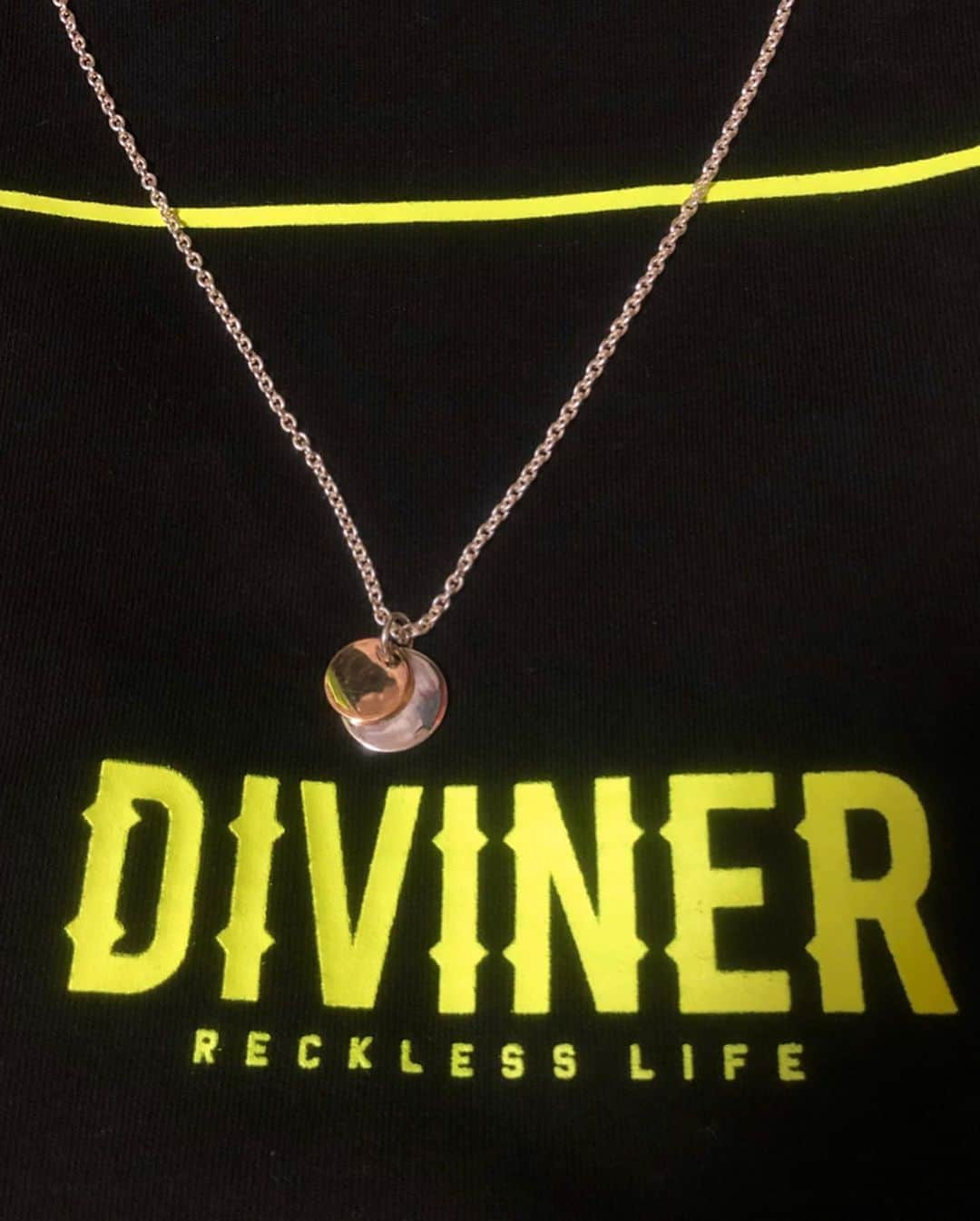 城戸康裕さんのインスタグラム写真 - (城戸康裕Instagram)「きーちゃん×DIVINERのプロデュースアクセ💎✨ ・ パーカーにもインナーにも合うやつを👍 ・ こんなにキメキメの写真撮ってるけど、頭ん中は、お菓子の事かエロい事しか考えてない笑 ・ https://www.joker-ev.jp/f/kido_accessory ・ @diviner_official @diviner_jp  #DIVINER #shooting」11月6日 22時22分 - yasuhiro.kido