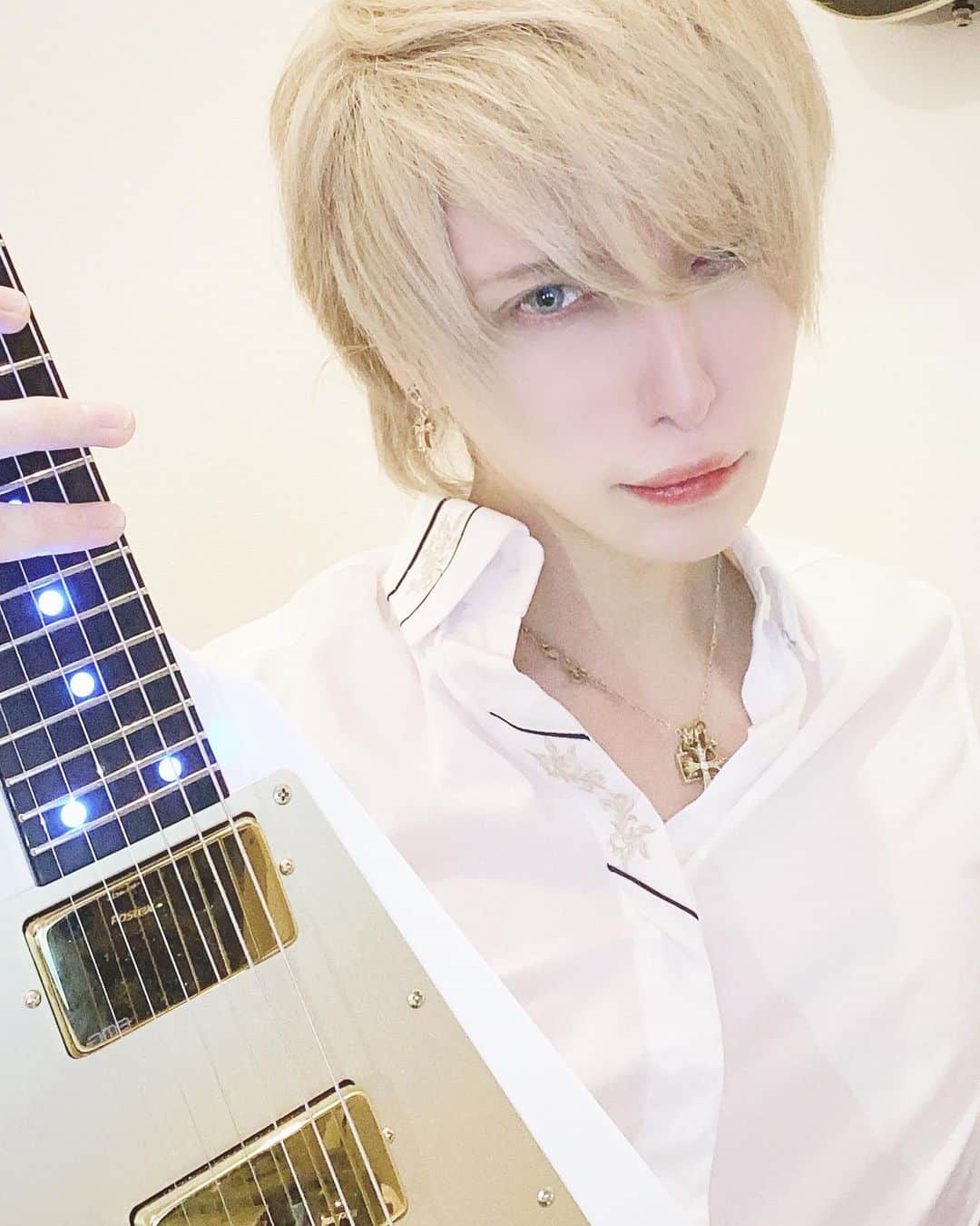 MiA さんのインスタグラム写真 - (MiA Instagram)「ギター練習してる。⚜」11月6日 22時31分 - mia_0917_