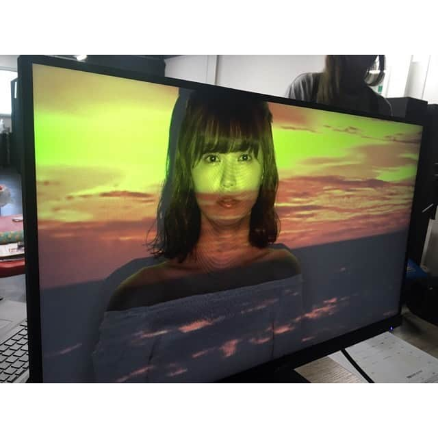 三島ゆかりさんのインスタグラム写真 - (三島ゆかりInstagram)「先日カラオケに行った際、JOYSOUNDに入って見てきました💖😆🎵 SunnyDayGirlsの5枚目のシングル曲『かき氷、そして夏の海と空』🍧 めちゃくちゃ夏曲やけど、今月から来年4月13日までの期間限定らしいから、秋冬春と歌えますww夏ないんかいwww🎤😂 ジョイサウンドのいろいろ検索→うたスキミュージックポスト→楽曲検索で出るのですが、全然見つけられんくてもうええわって諦めかけましたが頑張って検索しました❣️ 是非カラオケ行った際にはミュージックビデオ見てくださいね💿✨まぁ私、全然映ってないけど←🙄 #カラオケ #joysound #うたスキミュージックポスト #期間限定 #かき氷そして夏の海と空 #sunnydaygirls #mv配信中 #三島ゆかり #ゆかりんご #出演時間 #ばり短いｗｗｗ #撮影 #スタジオ組 #海組 #メンバー10人 #お母さん #全然顔と名前が分からない #頑張って覚えてね #スーパードーム #イメージガール #followｍe」11月6日 22時32分 - apple340