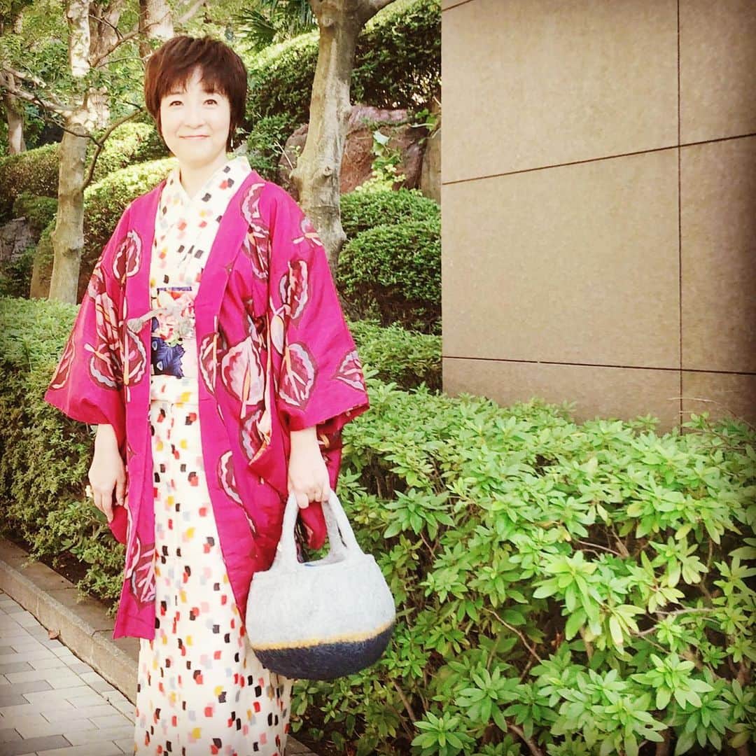 のインスタグラム：「#銘仙 #リサイクル着物 #羽織 #葉っぱ柄 #夢二風 #藤田朋子 #着物女子  #苺壱ゑ #かわいい草履 #ショートケーキ #🍰 https://iwasa-zouri.com/products/list.php?category_id=43」