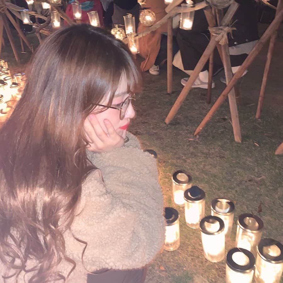 青木菜花のインスタグラム：「.﻿ .﻿ キャンドル綺麗だったなあ〜かじくん目線👀﻿ ﻿ だいぶ寒くなってきて早くイルミネーション見に行きたいな〜って思う今日この頃🥰﻿ ﻿ それとこの間久々にジムに行ったんだけど﻿ 久しぶりすぎて筋肉なさすぎてひょろひょろだったから今月は頑張る🥺🥺﻿ .﻿ . #江ノ島シーキャンドル #キャンドル #綺麗 #ナイアジム#ボディメイク #ワークアウト #フィットネス #トレーニング #トレーニング女子 #ジム #ダイエット #筋トレ #筋トレ女子 #腹筋 #腹筋女子 #オシャレ #ファッション #コーデ #ナイキ #減量 #パーソナルトレーニング #健康 #美人 #美脚 #モデル #ヒップアップ #ヘルシー #スタイル #ダイエットアカウント #プライベートジム」