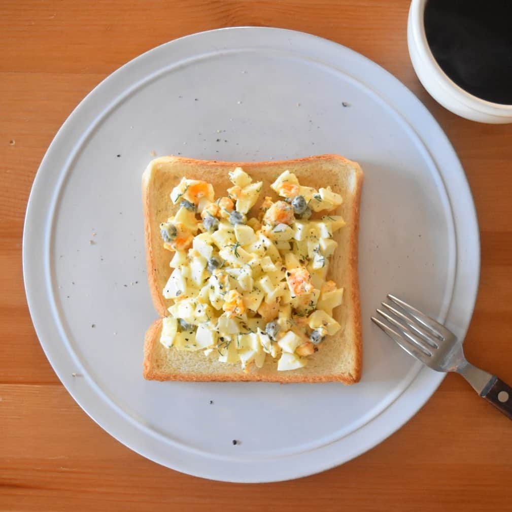 山崎佳のインスタグラム：「Today’s breakfast. ディルと卵。 最近の楽しみ、子どもの寝かしつけで一緒に寝落ちしなかった時に見る「レイチェルのスウェーデンのキッチン」。パリの小さいキッチンのもすごく好きだったけど、元々スウェーデン自体興味があるからこっちも大好き。見てるとついディル買いたくなっちゃう。 レイチェルさんはパリのラ・ココット時代から存在知ってたけど、可愛い本出したな〜と思っていたらあれよあれよという間に日本でも翻訳版が出て、テレビでも放送されるようになって…。10年は経っているはずなのに、全然変わらないあの可愛さ。ねぇ。」