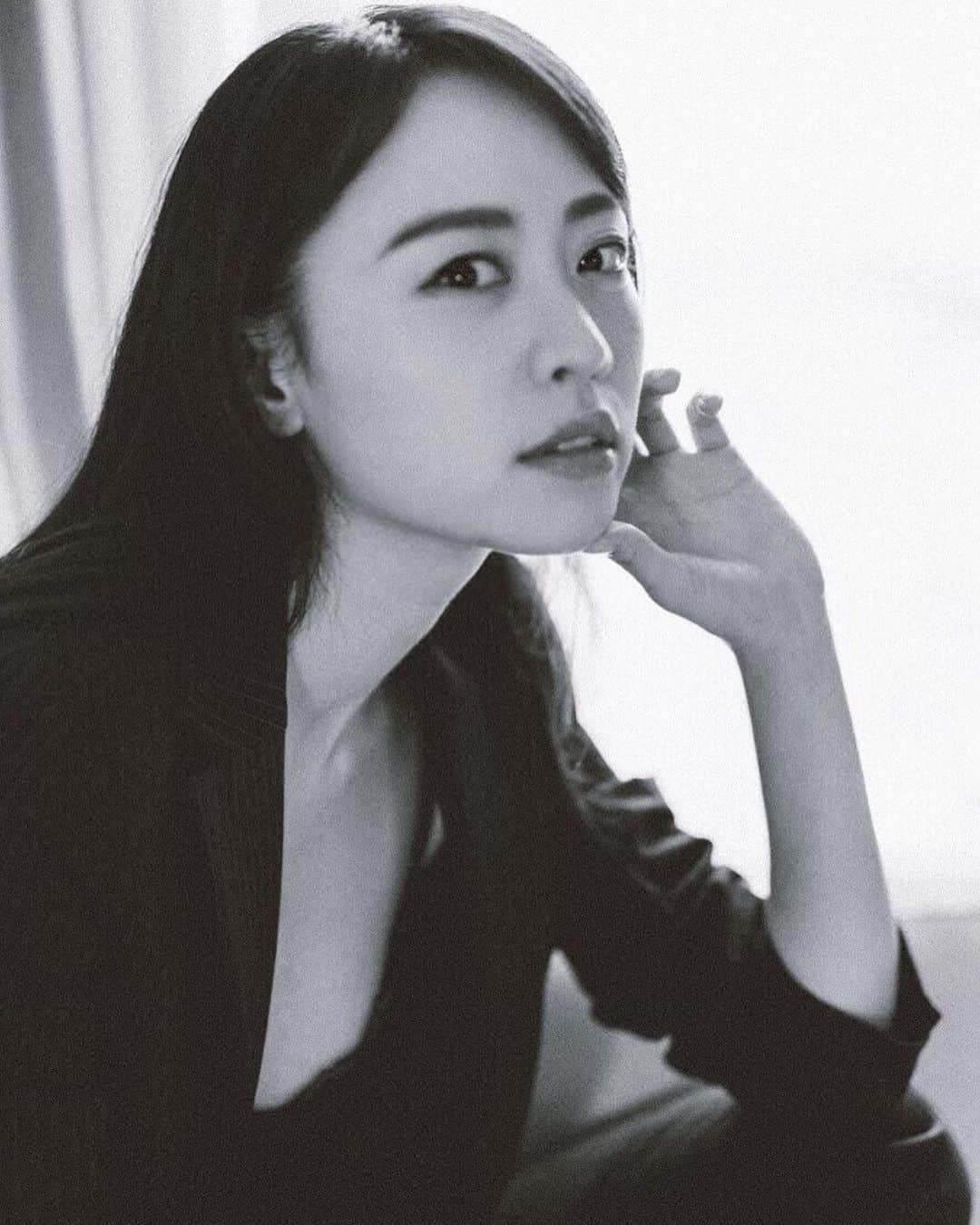 千倉里菜さんのインスタグラム写真 - (千倉里菜Instagram)「モノクローム🐼 . . . _ @akira.photographer  #モノクロ #モノクローム #白黒 #monochrome #monochromephotography #blackandwhite #ポートレート #portrait #portraits #portraitphotography #photo_jpn #photography #portraitmodel #japanesegirl #japanesemodel #スーツ #スーツ女子 #suits #suitstyle #portrait_shots #model #modellife #ポートレート撮影 #東京 #tokyo #followme  #instadailyphoto #likeforlikes #likeforfollow #l4l」11月6日 22時50分 - rina_amatsuma