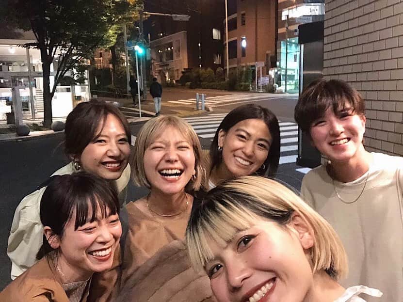 橋本江莉果さんのインスタグラム写真 - (橋本江莉果Instagram)「昨日は大好きなももちゃん @shak0424 が山形から東京に遊びに来るということで、元LIFE’s&現LIFE’sメンバーみんなでご飯に🥳💕 久々集まって変わったことと変わらない時間を共有できて、うれしいたのしいだいすきな幸せな時間でした🥰♥️ ももちゃんと今髪型が似てるから、ももちゃんベビのエミリがママがトイレに行って泣いちゃった時、「ママだよ〜👩🏼👐🏻💕」って近寄ったらギャン泣きの奇声を発せられたのもまた👏🏼🤣💕w また東京来た時は、絶対会いたいし、絶対山形の @haveagoodslice に行くんだからぁ〜😍🤤🍕 らぶ❤️💗🧡💛💚💙💜 #happytime」11月6日 22時51分 - erica_hashimoto