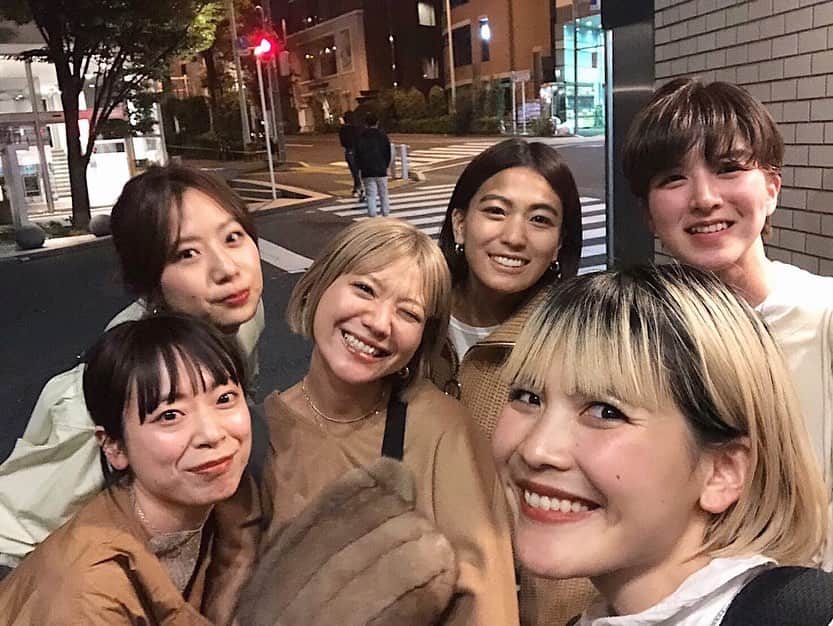 橋本江莉果さんのインスタグラム写真 - (橋本江莉果Instagram)「昨日は大好きなももちゃん @shak0424 が山形から東京に遊びに来るということで、元LIFE’s&現LIFE’sメンバーみんなでご飯に🥳💕 久々集まって変わったことと変わらない時間を共有できて、うれしいたのしいだいすきな幸せな時間でした🥰♥️ ももちゃんと今髪型が似てるから、ももちゃんベビのエミリがママがトイレに行って泣いちゃった時、「ママだよ〜👩🏼👐🏻💕」って近寄ったらギャン泣きの奇声を発せられたのもまた👏🏼🤣💕w また東京来た時は、絶対会いたいし、絶対山形の @haveagoodslice に行くんだからぁ〜😍🤤🍕 らぶ❤️💗🧡💛💚💙💜 #happytime」11月6日 22時51分 - erica_hashimoto