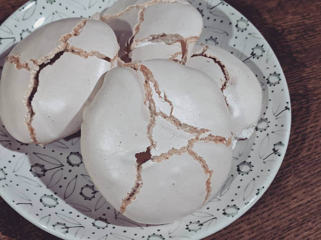 Yoshiko Kris-Webb クリス-ウェブ佳子さんのインスタグラム写真 - (Yoshiko Kris-Webb クリス-ウェブ佳子Instagram)「The best meringue ever! by @ninon_official 中フワ外カリ。長女がメレンゲを極めました。」11月6日 23時00分 - tokyodame