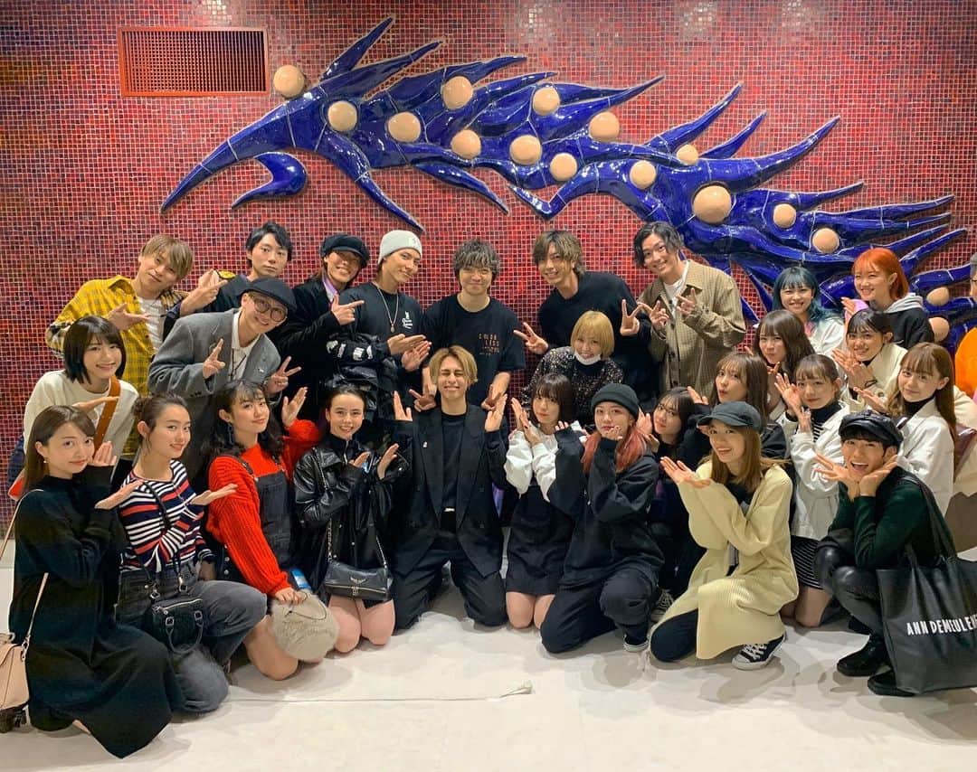 のインスタグラム：「・ 「DAICHI MIURA LIVE TOUR 2019-2020 COLORLESS」先日観に行かせていただきました！ ・ ・ 客席で観ていて呼吸をするのも緊張するほどの無音ダンスの空気感にパワフルでステキな歌声とパフォーマンス。そして一曲ごとの歌詞の力強さにひたすら感動と驚きの2時間でした。(飛行船を生で聴けた喜び忘れません🥺) ・ ・ ステキな時間をありがとうございました💐 ・ #三浦大知 さん #colorless#daichimiuralivetour20192020 #チームライジング」