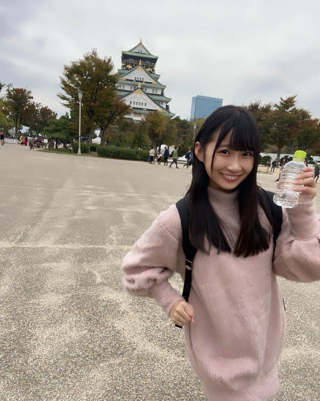 松本愛花のインスタグラム：「🏯 大阪城公園‪ ‪ ♡゛ #大阪城公園 #大阪城 #大阪観光  #バスツアー #大阪環状線  #私服 #冬服 #ピンク #アイドル」
