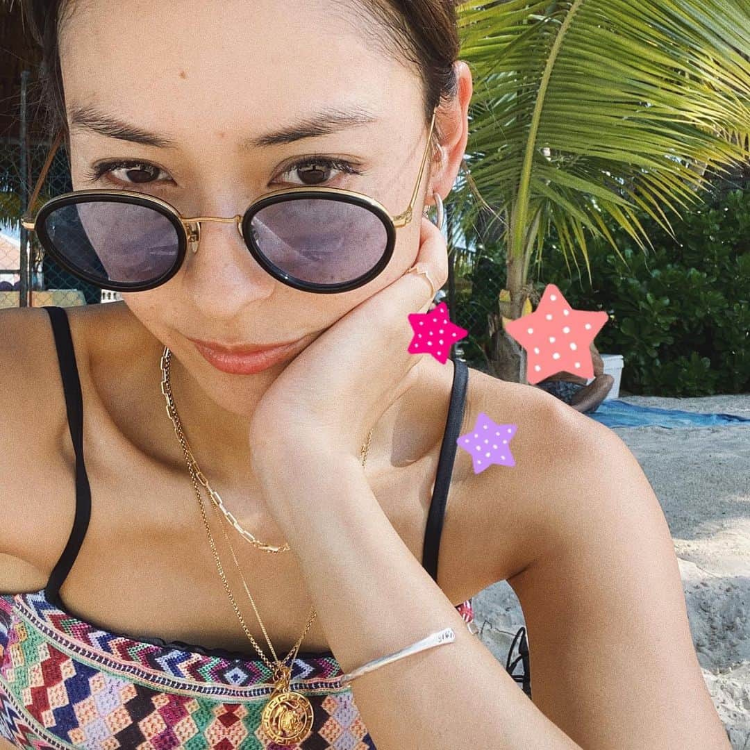 松本瞳のインスタグラム：「. カンクンから帰国しました。書きたいことたくさんあるんだけど、頭整理してからポストしていこうと思います。🌮 . 水着は2年ぐらい前のROXYのもの👙形がお気に入りで毎年きてる。（後ろのひと写ってしまい、スタンプで隠しちゃってるよ） . #islamujeres #cancun #🇲🇽」
