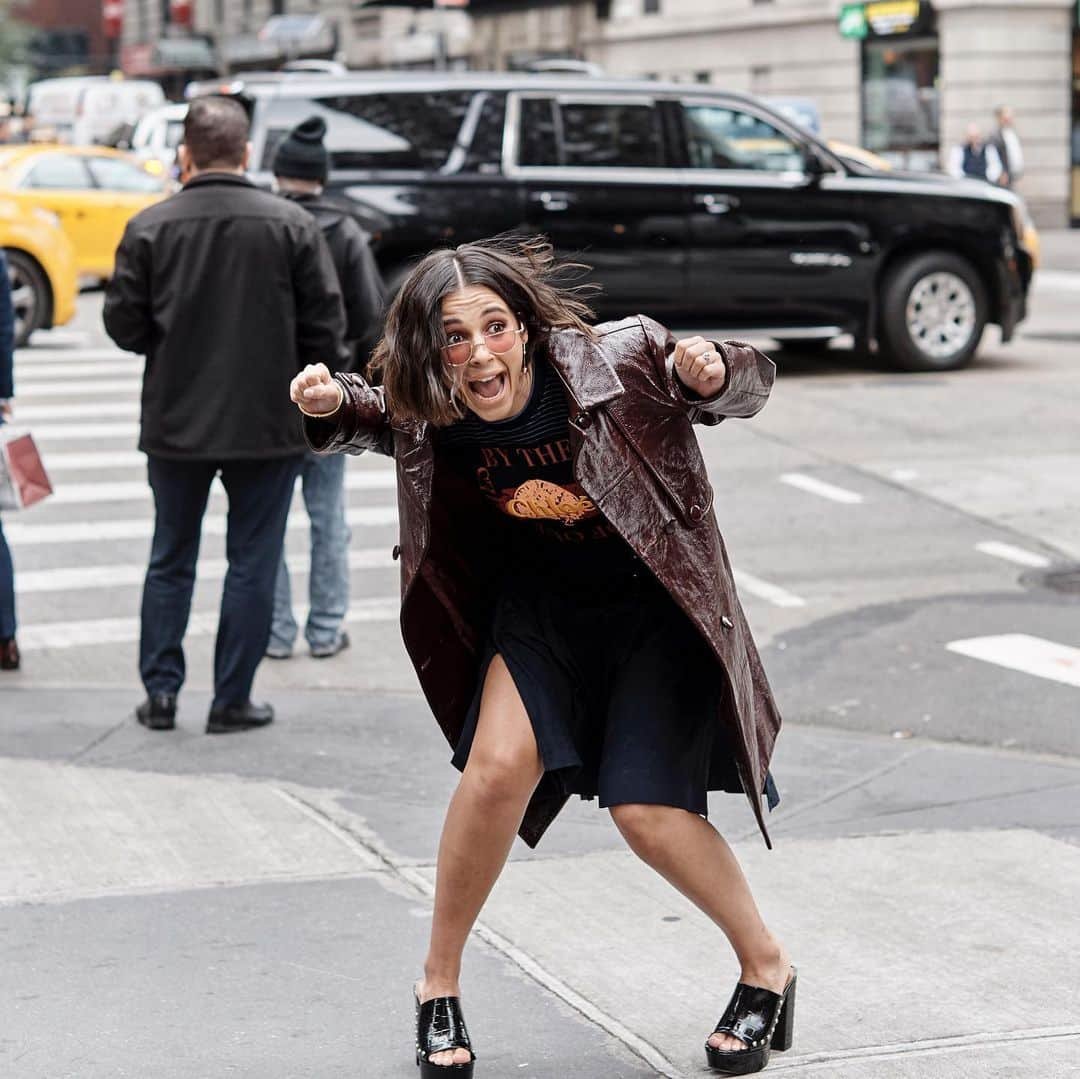 ナオミ・スコットのインスタグラム：「Getting attacked by a pigeon ➡️ Back to looking cute」