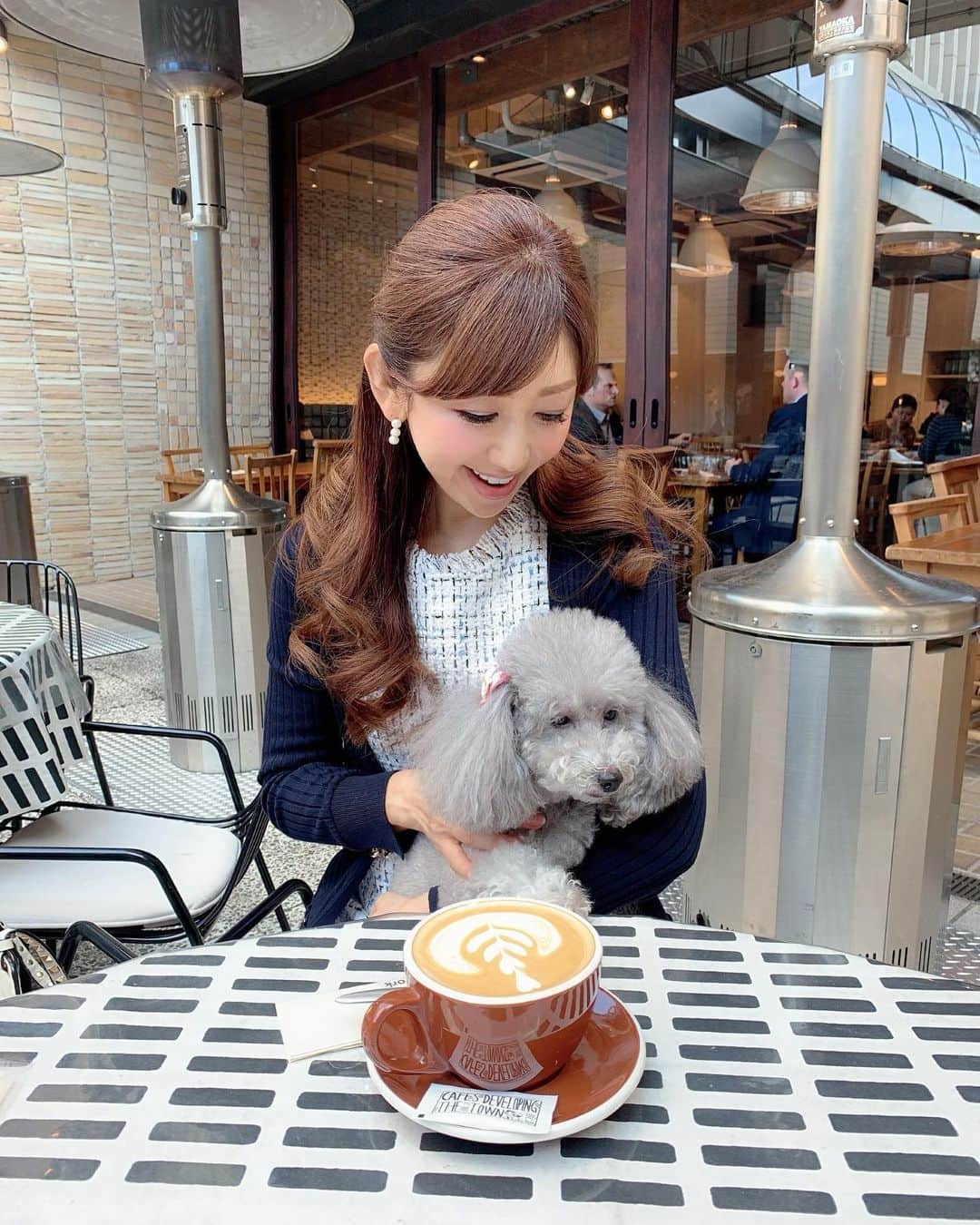 和泉佳子さんのインスタグラム写真 - (和泉佳子Instagram)「今日は、プリマシェレル @primascherrer の撮影でした📸 . 撮影を終えて、スタッフの菅野さんや濱田さんと、打ち合わせをしながらランチ🍝 . とても良いお天気だったので、急遽、ポロちゃん @poro_izumi もランチに仲間入りさせていただきました😊 . 今日も甘えん坊さんのポロちゃんでした🐩💕（笑） . プリマシェレルは、只今、マルイ有楽町でPOP UP SHOPを開催中です🎊 . 私も、11月17日（日）は、店頭でコーディネートアドバイスをさせていただきます😌✨ . 皆様、是非、お気軽に遊びにいらして下さい♥️ . . . ＜POP UP SHOP 和泉佳子コーディネートアドバイス＞ Save the date♥️ 11月17日（日） 1部：12:00〜13:00 2部：14:30〜15:30 . 東京都千代田区有楽町2-7-1 マルイ有楽町  3Fインターレース売場 Joint Space 03-6738-3785 . . プリマシェレル 👗 @primascherrer . . . #和泉佳子 #25ans #ヴァンサンカン #エレブロガー  #プリマシェレル  #撮影 #ポロちゃん #マルイ有楽町 #popupshop #ランチ @primascherrer  @poro_izumi」11月6日 23時07分 - yoshiko_izumi