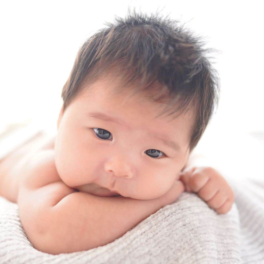 知念美加子さんのインスタグラム写真 - (知念美加子Instagram)「❤️❤️❤️ ・ ・ ・ ・ 日に日に表情豊かになってくたけのこ❤️新生児だったころとはまた違った君を残せて良かった👶🌹 ・ ・ ・ ・ Photo by @aikadekaru ・ #babyphoto #2ヶ月baby  #たけのこメモリー #家族写真」11月6日 23時12分 - chinenmikako