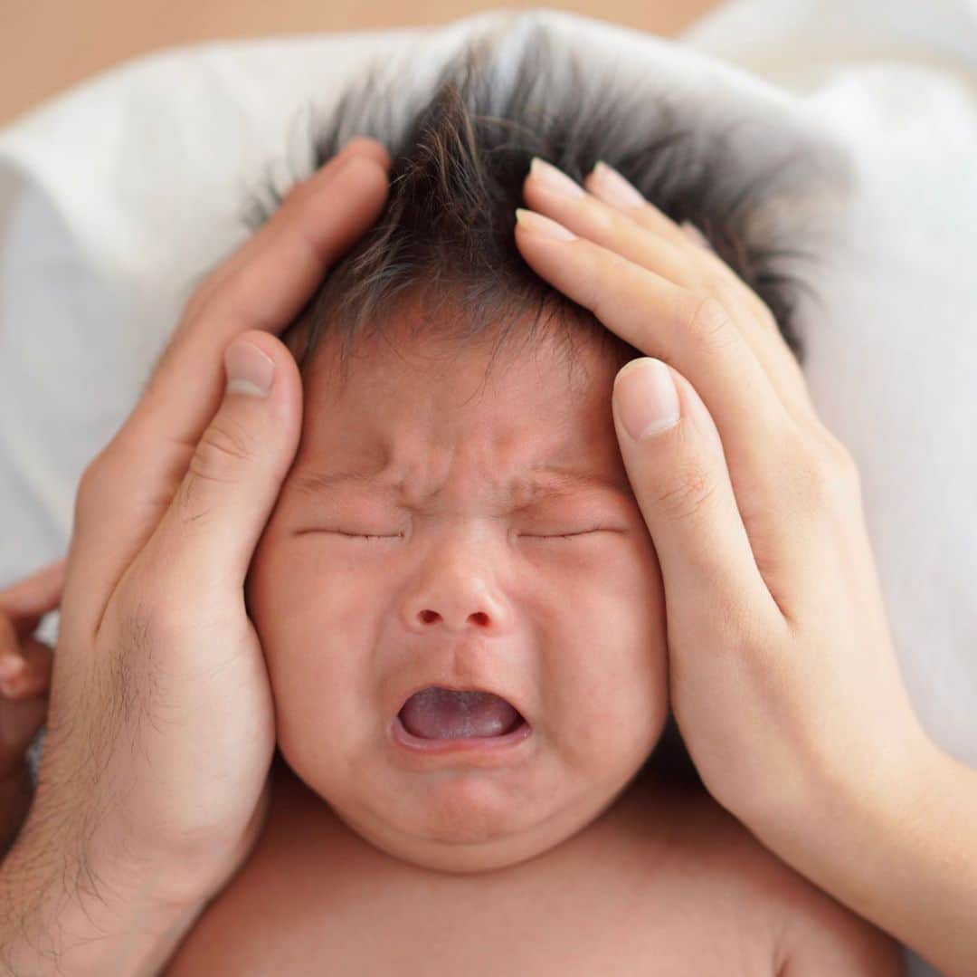 知念美加子さんのインスタグラム写真 - (知念美加子Instagram)「❤️❤️❤️ ・ ・ ・ ・ 日に日に表情豊かになってくたけのこ❤️新生児だったころとはまた違った君を残せて良かった👶🌹 ・ ・ ・ ・ Photo by @aikadekaru ・ #babyphoto #2ヶ月baby  #たけのこメモリー #家族写真」11月6日 23時12分 - chinenmikako